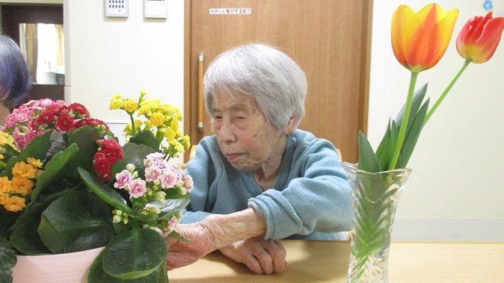 お花の手入れを行うご利用者さま